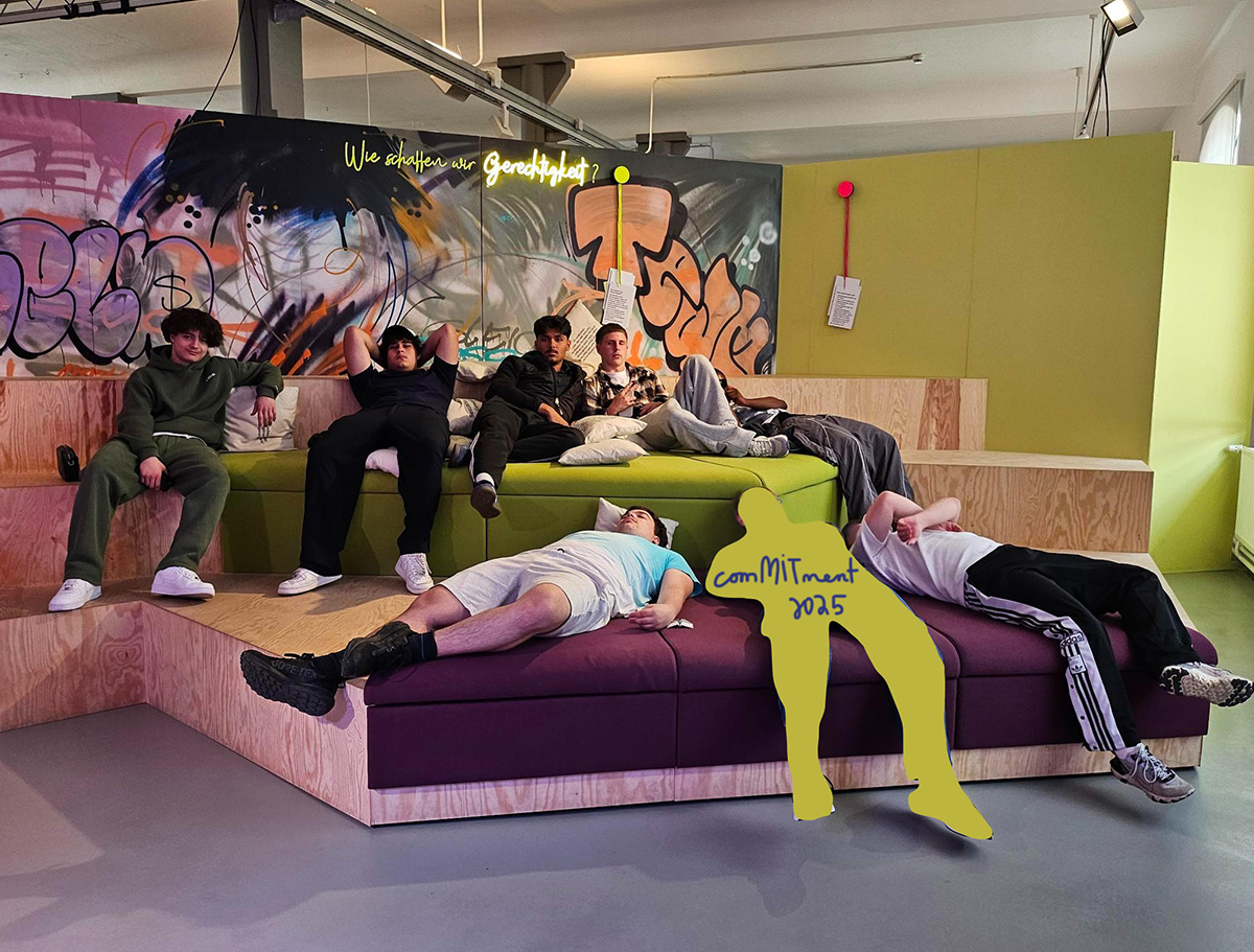 Mehrere Jugendliche liegen entspannt auf verschiedenen Bänken