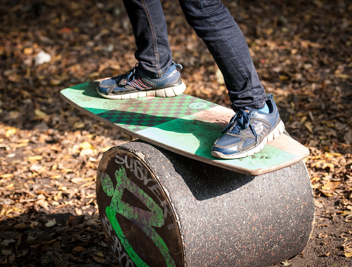 Zwei Füsse auf einem Balanceboard