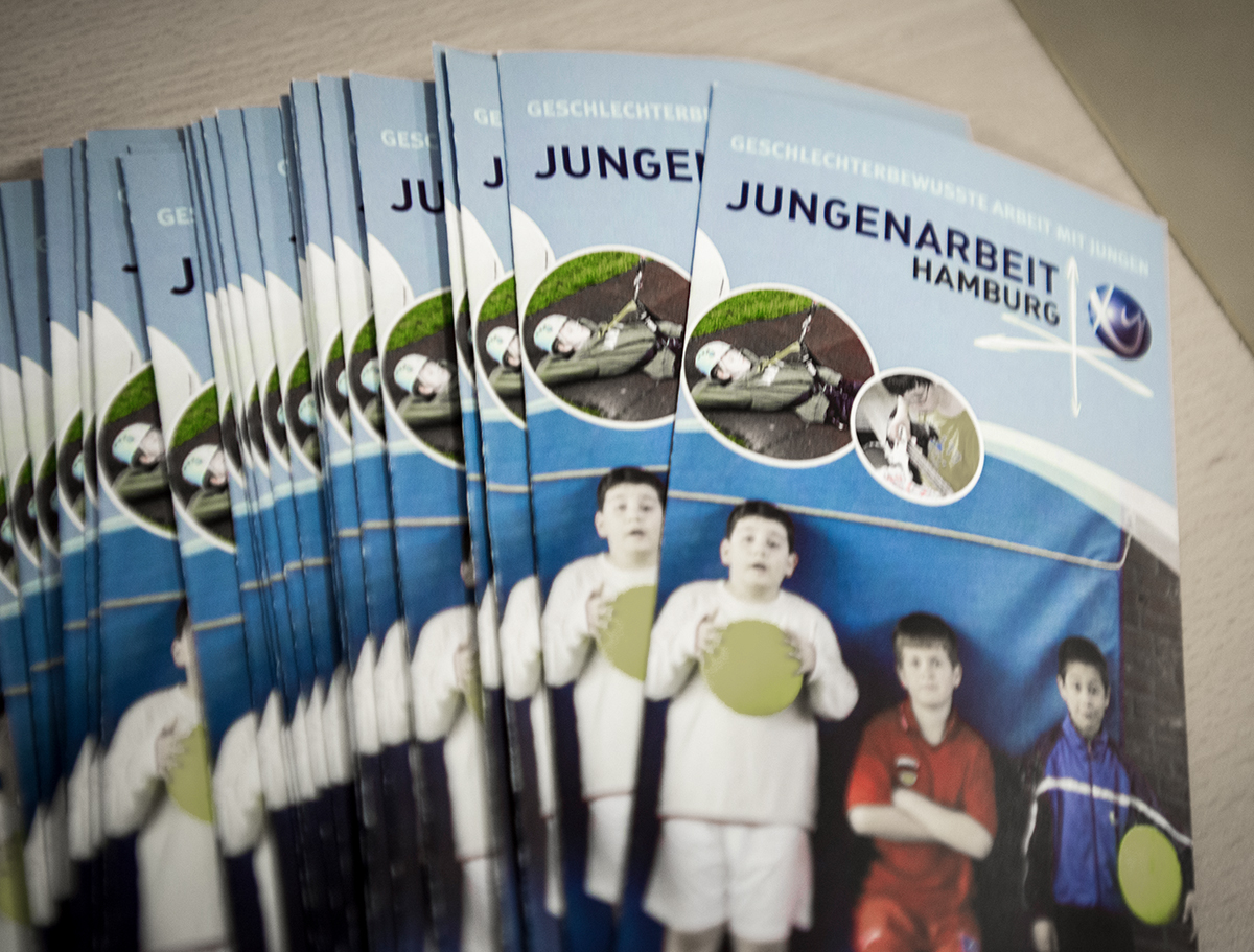 Broschüren des Vereins auf einem Tisch