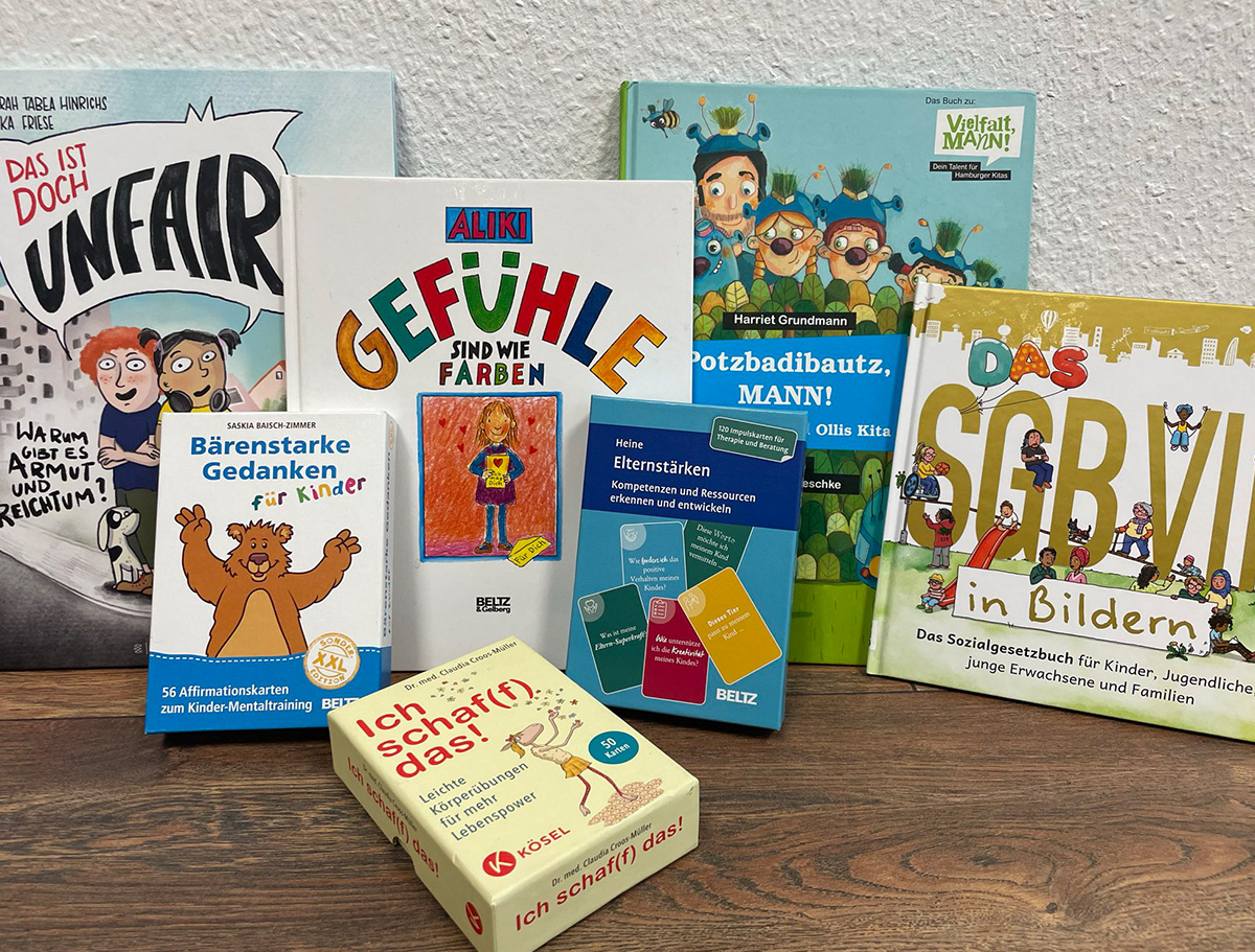 Mehrere Bücher stehen auf einem Tisch.