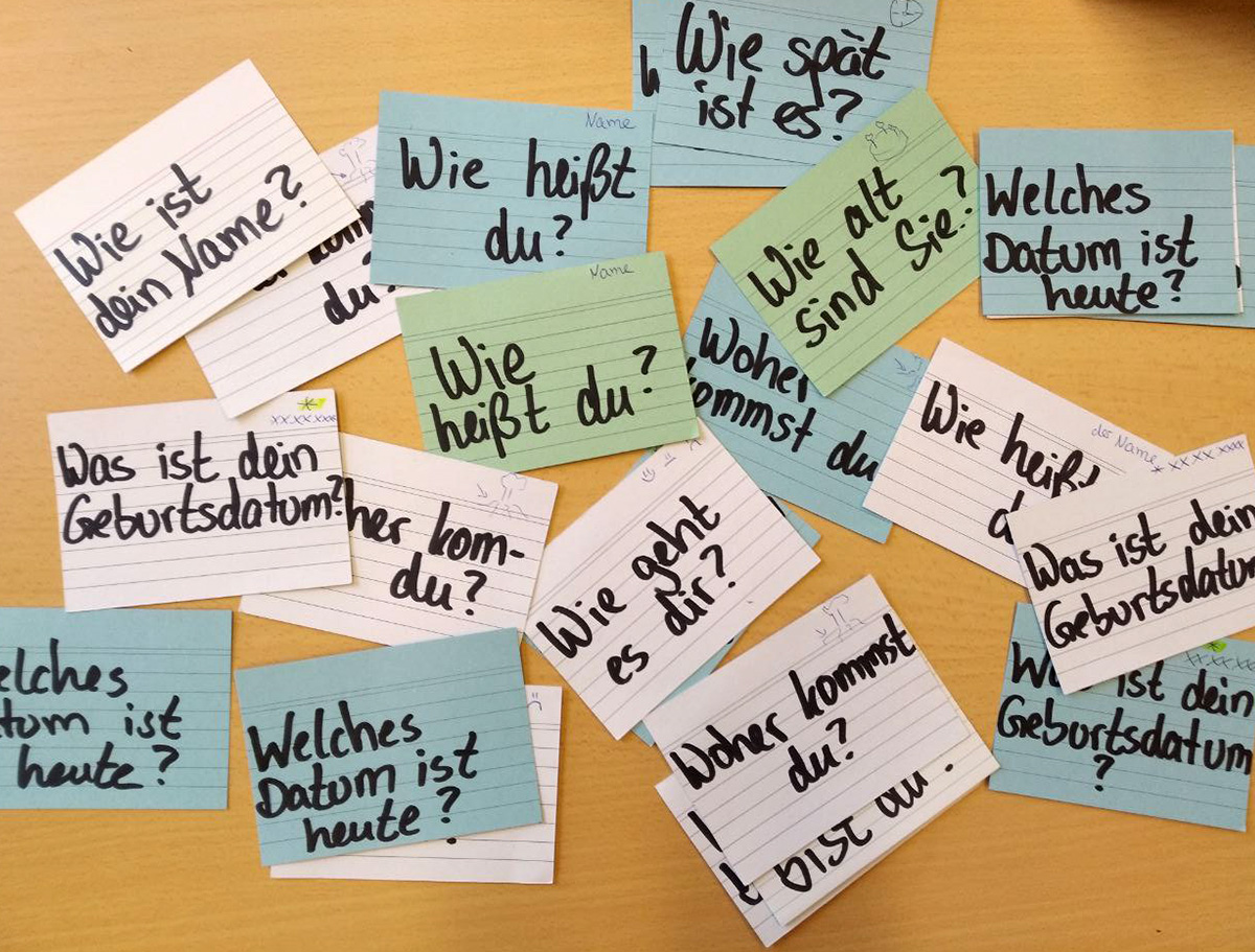 Verschiedene Zettel mit kurzen Sätzen auf einem Tisch