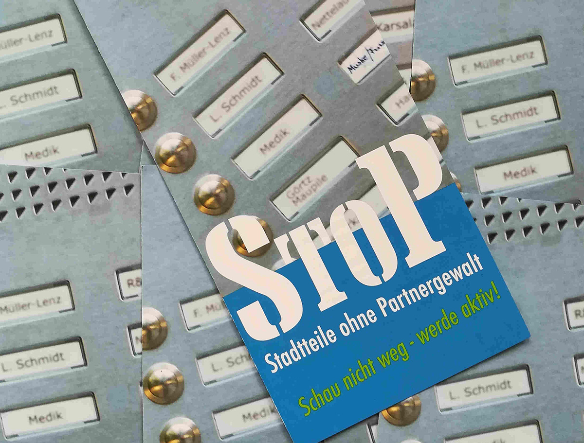 Flyer des Projekts StoP liegen auf einem Tisch