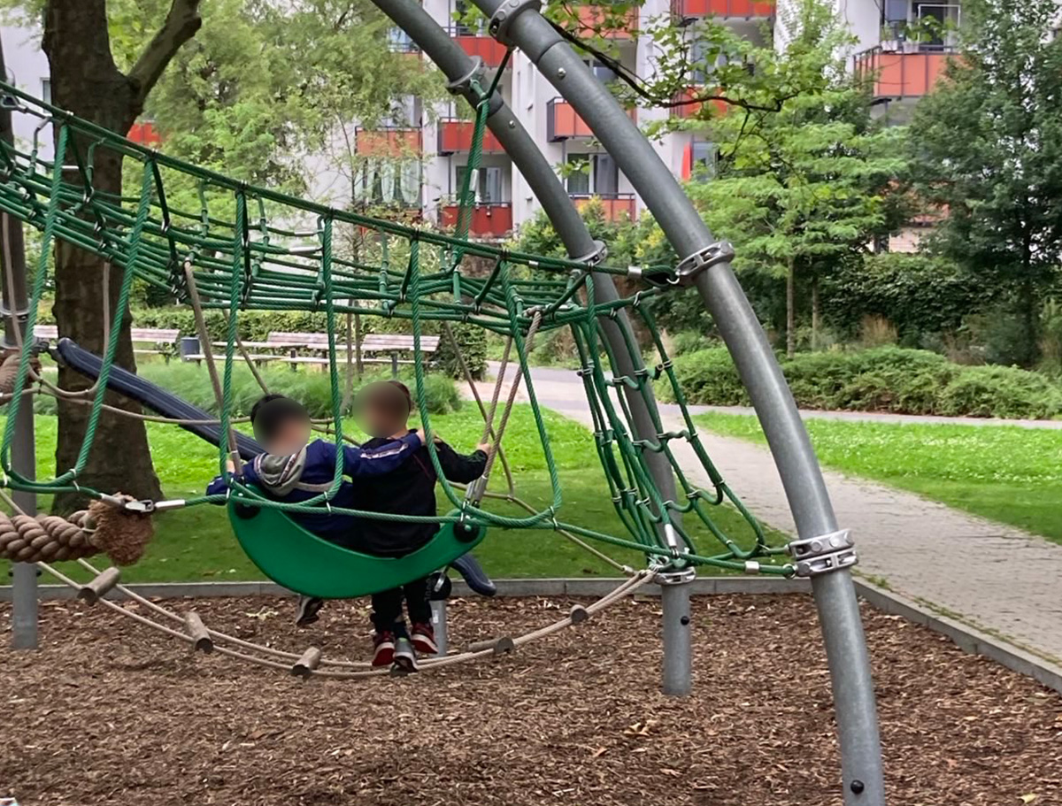 zwei bunt bemalte Kinderarme strecken sich einander entgegen