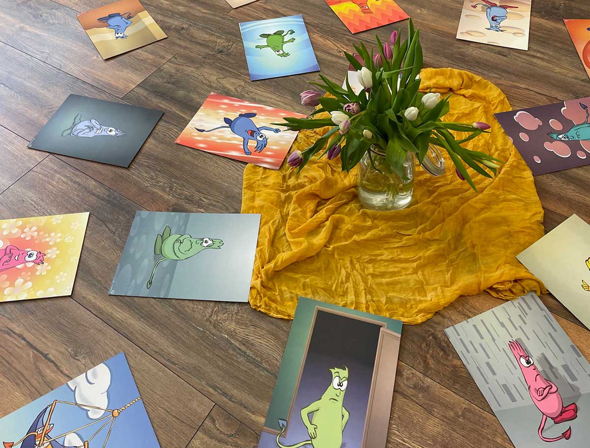 Ein Strauss Blumen mit verschiedenen Bildern im Kreis darum herum