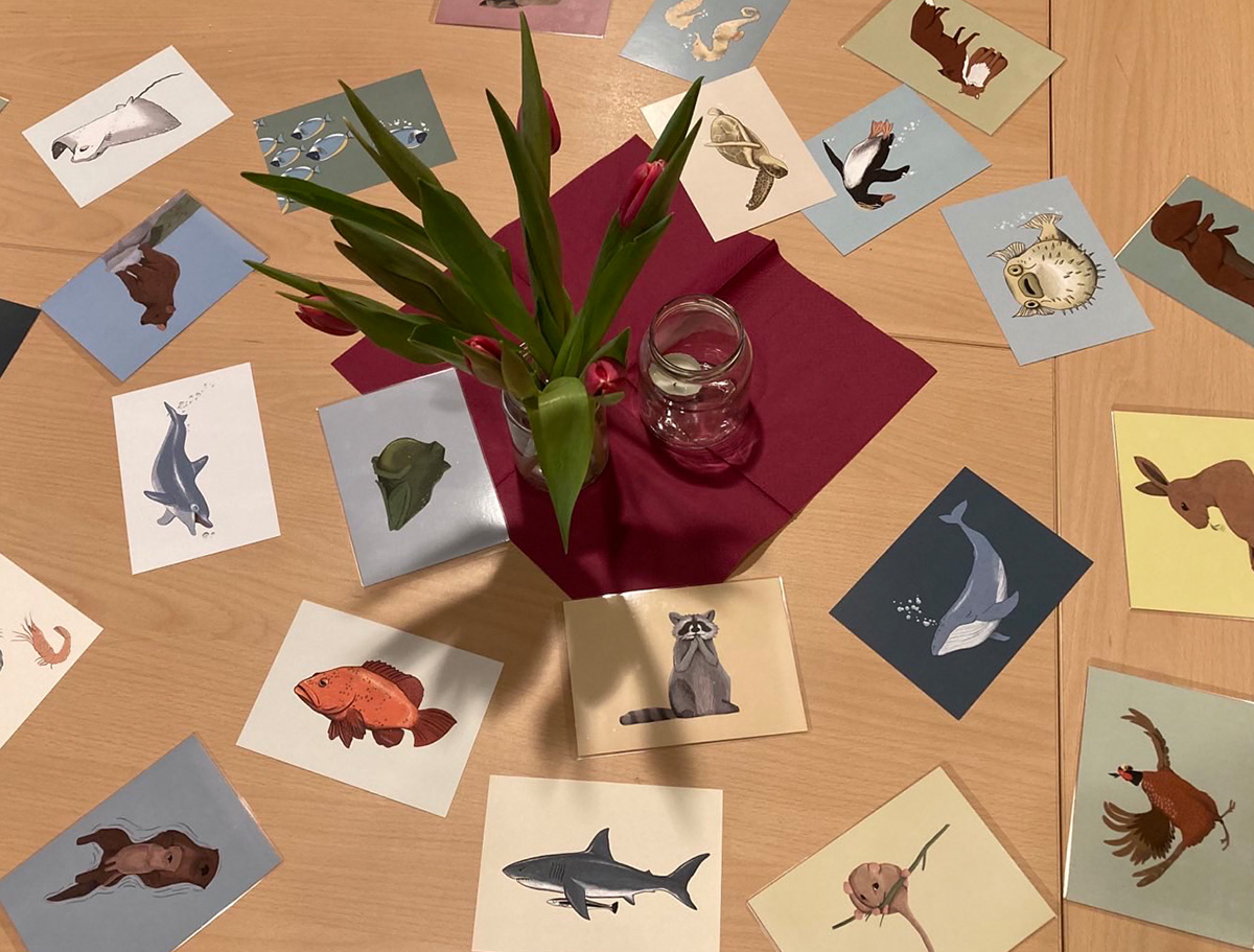 Karten mit Symbolen liegen auf dem Boden