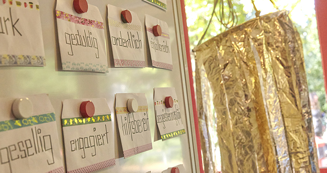 Eine Pinnwand mit Notizzetteln